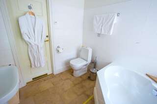 Отель Luxury Art Nouveau Hotel Villa Ammende Пярну Двухместный номер Делюкс с 1 кроватью или 2 отдельными кроватями-6